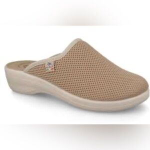 Fly foot Beige Slip-On Clogs